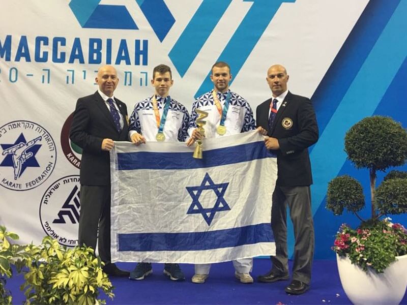 ילדים מתאמנים בקראטה